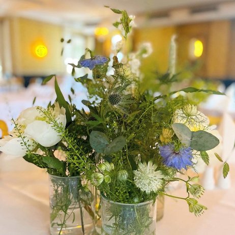 Flotte Blomster Til Bordet Og Borddekorationer Til Bryllup Og Fest 